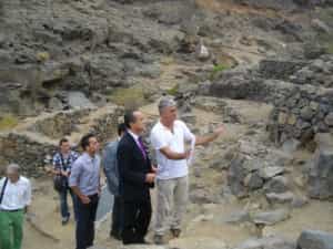 Visitar del yacimiento arqueológico de los 
consejeros insulares de Cultura y Patrimonio Histórico y Cultural, Larry
 Álvarez, y de Turismo, Melchor Camón