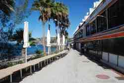 El Ayuntamiento y Costas retiran los elementos ilegales del paseo marítimo de Patalavaca