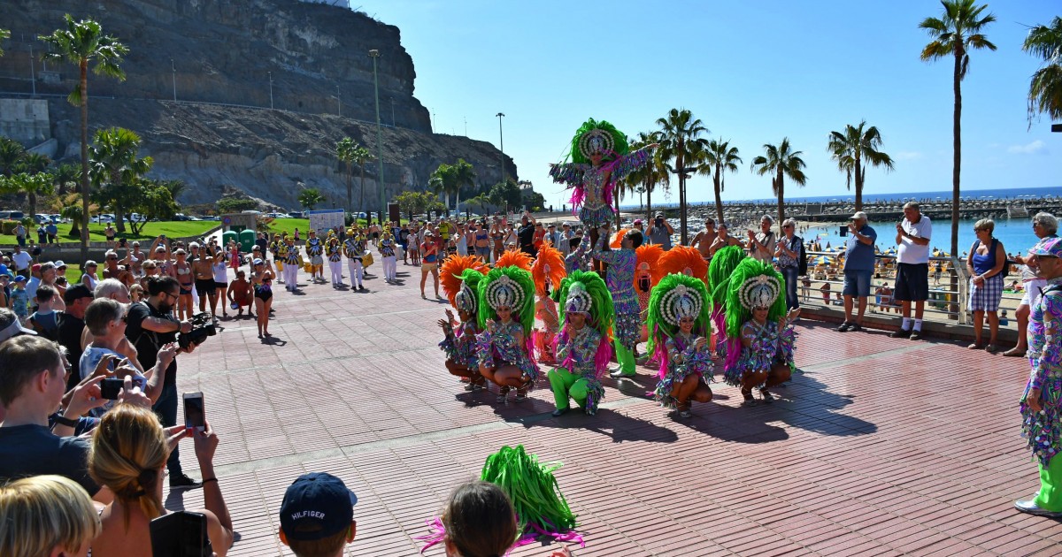 Un pasacalles invita a los turistas de Amadores y Puerto Rico a asistir al Carnaval Costa Mogán 2018