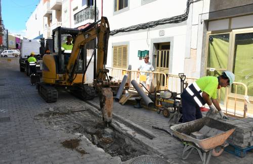 En marcha la reparación en la red de saneamiento de la calle Princesa Tenesoya de Arguineguín