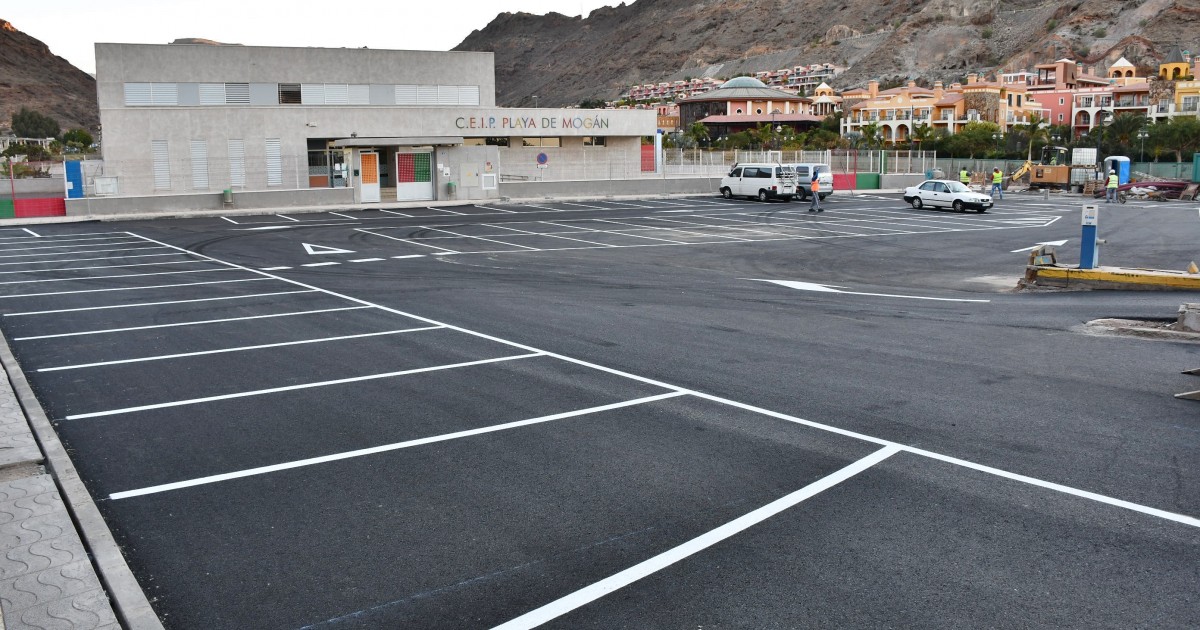 El Ayuntamiento finaliza el asfaltado de la parcela de aparcamientos del CEIP Playa de Mogán
