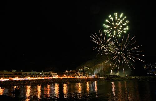Playa de Mogán celebra la noche de San Juan al ritmo de Los Salvapantallas