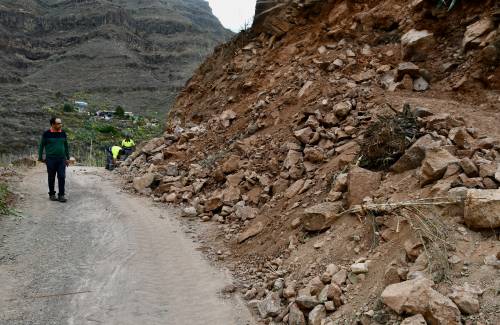 Mogán realiza obras para evitar desprendimientos en la carretera de El Caidero