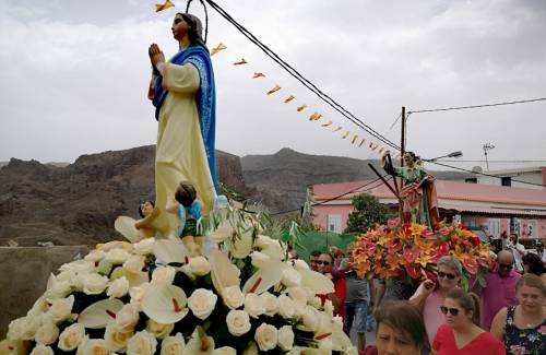 La procesión llena de fervor las calles de Barranquillo Andres y Soria, que cierra las fiestas del interior de Mogán