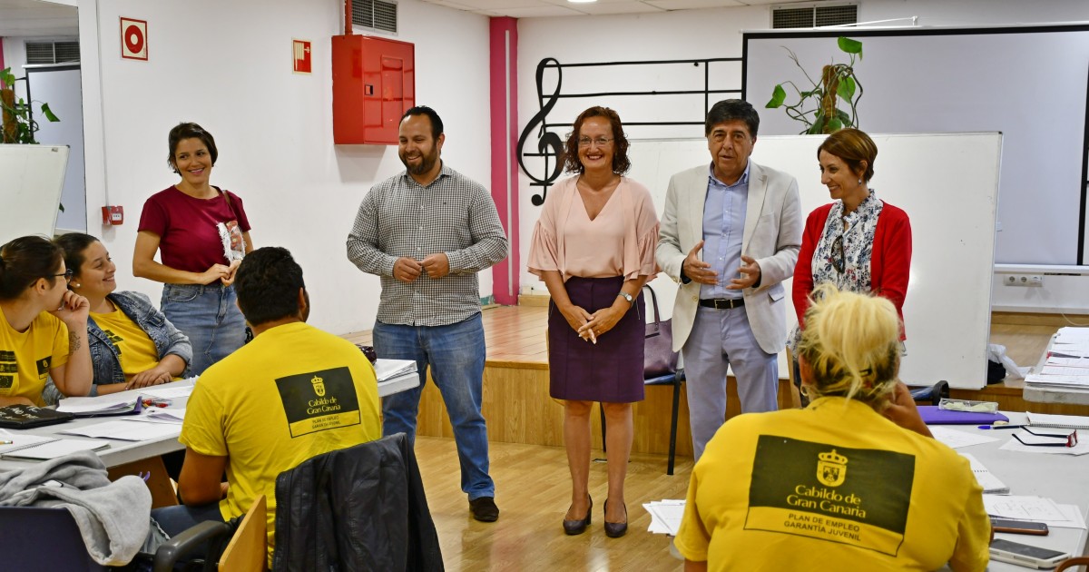 El consejero de Empleo del Cabildo, Gilberto Díaz, visita a los beneficiarios de Garantía Juvenil de Mogán