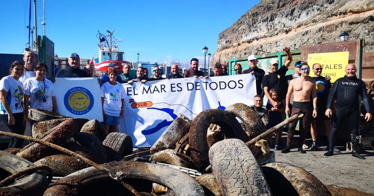 Un centenar de voluntarios contribuyen a limpiar el fondo marino del Puerto de Mogán