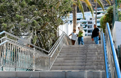 El Ayuntamiento de Mogán rehabilita varias escaleras en Puerto Rico