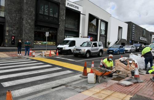 El Ayuntamiento instala un semáforo en la zona comercial de Puerto Rico para aumentar la seguridad de peatones