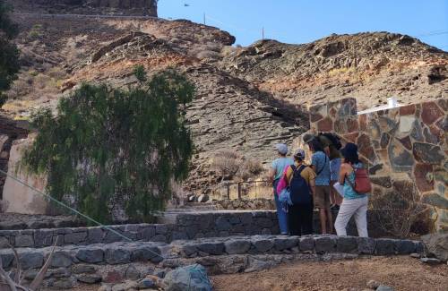 Alumnado moganero se acerca al patrimonio arqueológico de La Cañada de Los Gatos
