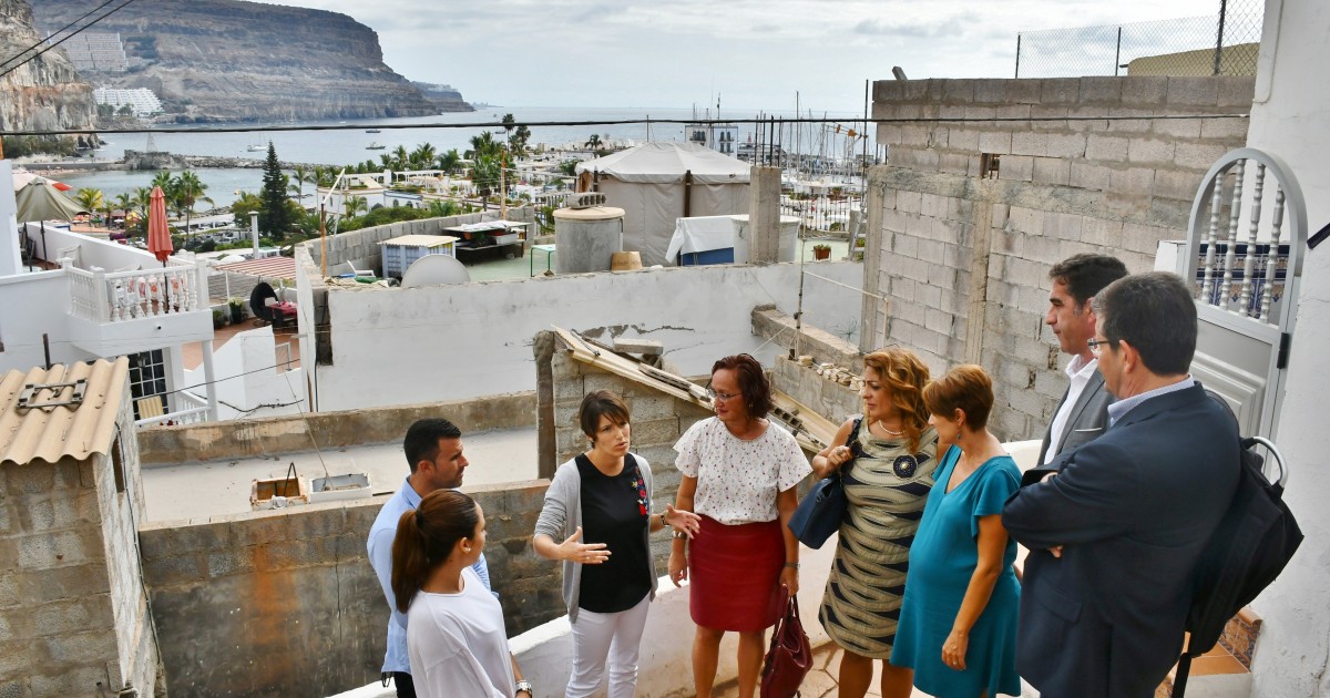 La consejera Cristina Valido visita el casco antiguo del barrio marinero de Playa de Mogán, donde se rehabilitarán 166 viviendas dentro del proyecto ARRU