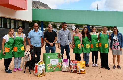 Las familias de la Escuela Infantil de Mogán donan 80 kilos de alimentos al albergue municipal de animales