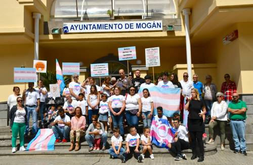 Mogán iza la bandera trans por la visibilidad del colectivo