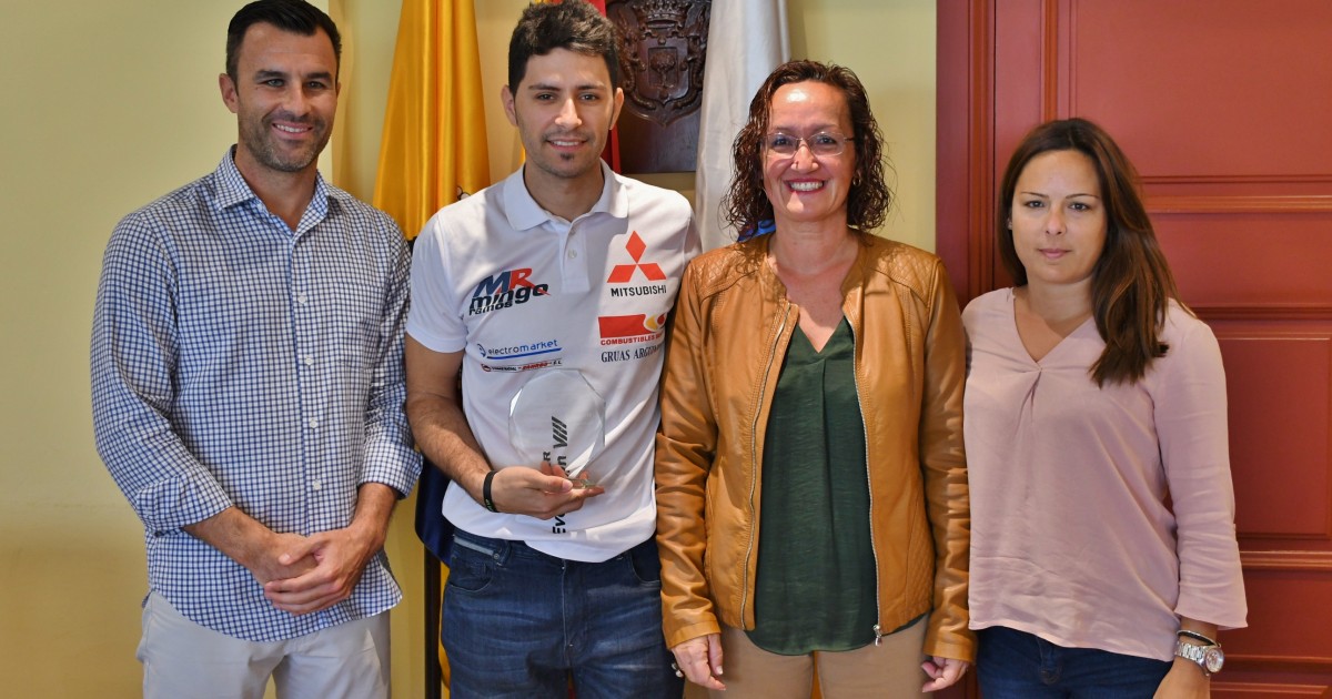 El Ayuntamiento de Mogán reconoce el mérito deportivo del piloto moganero Domingo Ramos