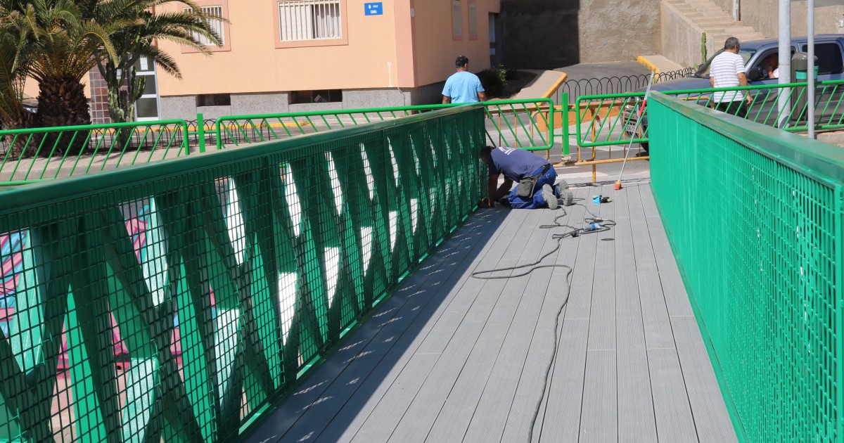 Mogán instala una nueva pasarela peatonal en El Timonel