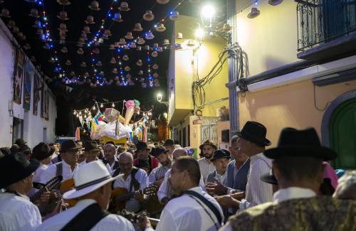 Estallido de júbilo y tradición en el regreso de la Romería-Ofrenda a San Antonio El Chico