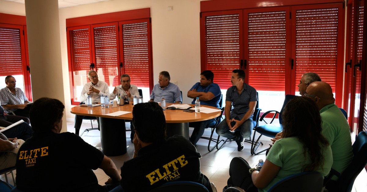 Mogán y San Bartolomé de Tirajana se unen con el sector del taxi para buscar soluciones contra el intrusismo