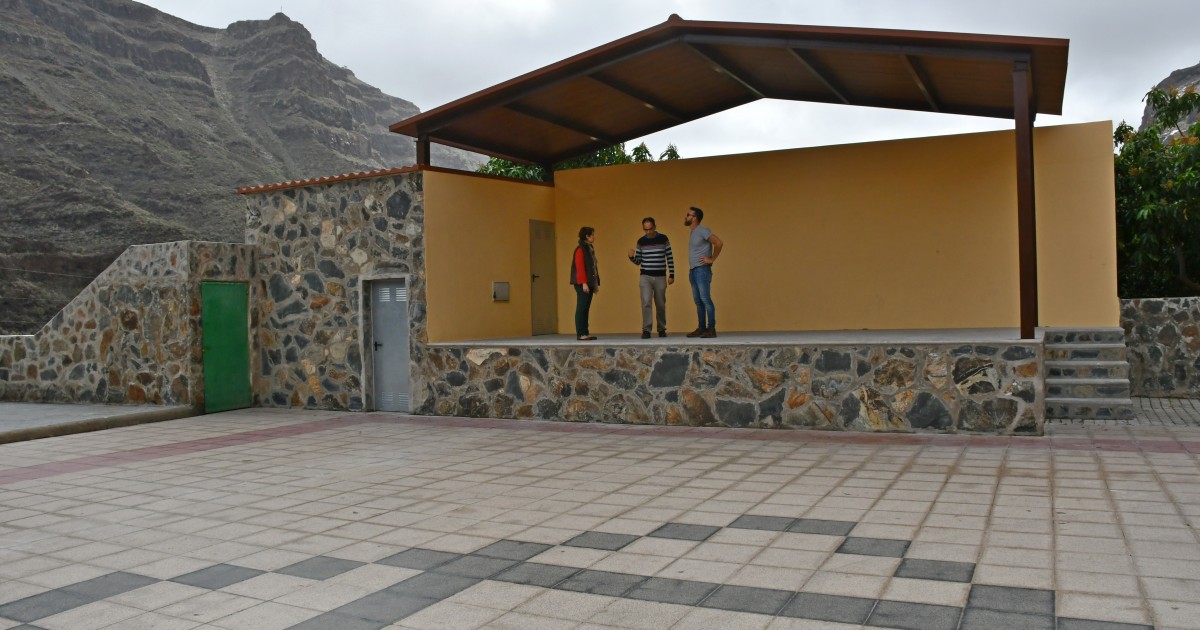 El Ayuntamiento mejora el barrio de El Horno con nuevo escenario en su plaza, la renovación del parque infantil y el acondicionamiento del velatorio