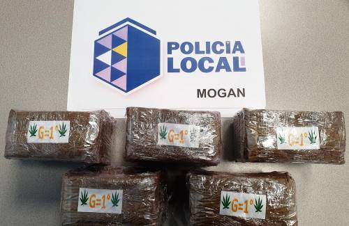 La Policía Local de Mogán detiene a tres personas en posesión de 2,5 kilos de hachís