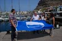 El Concejal de Turismo iza las Banderas Azules en la Playa de Amadores, Playa de Mogán y el Puerto de Mogán