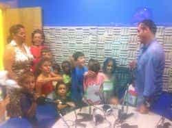 Los niños de la Escuela de Verano visitan RTV Mogán