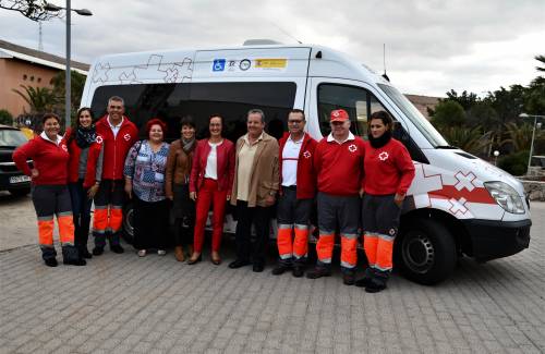 Los mayores de Mogán disfrutan de un nuevo vehículo de transporte adaptado de Cruz Roja