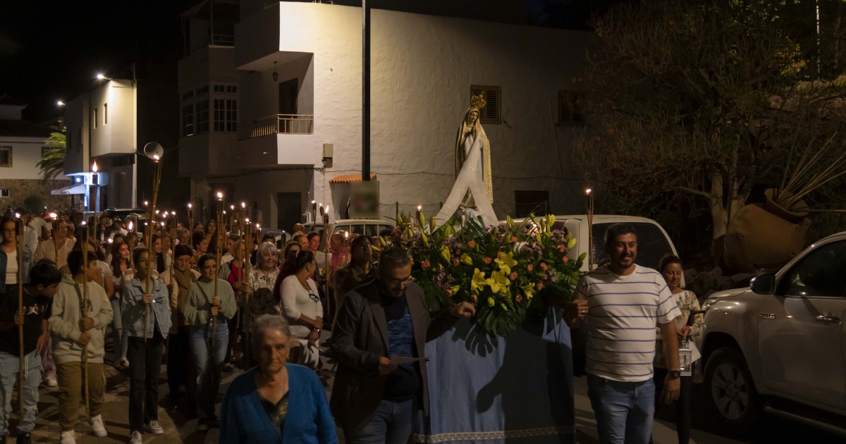 Veneguera honra a la Virgen de Fátima  con misa y procesión de las Antorchas