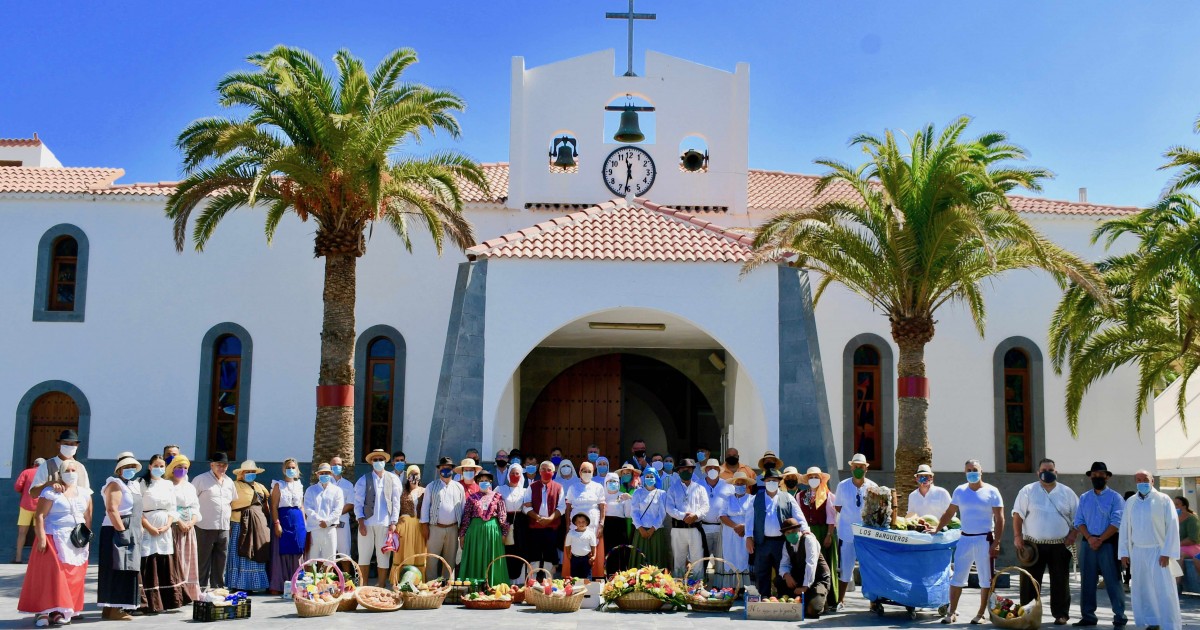 Solidaridad y fervor marcan el encuentro de los fieles con la Virgen del Carmen de Arguineguín