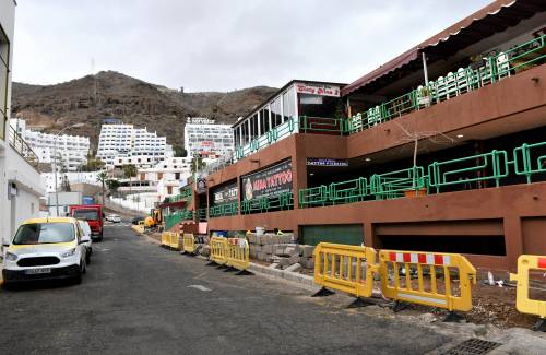 El Ayuntamiento de Mogán invierte 140.000 euros en mejorar la accesibilidad urbana en el Centro Comercial Puerto Rico