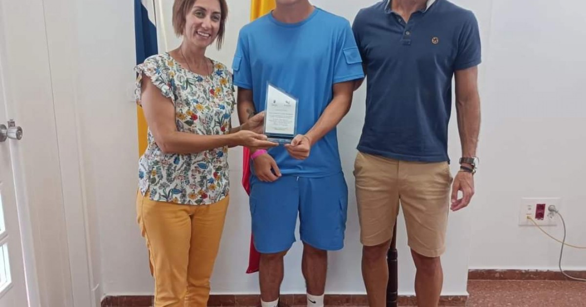 El Ayuntamiento de Mogán reconoce al futbolista moganero Dylan Roberto Valido Thompson.