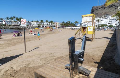 El Ayuntamiento renueva cartelería,  accesos y lavapiés en las playas de gestión municipal