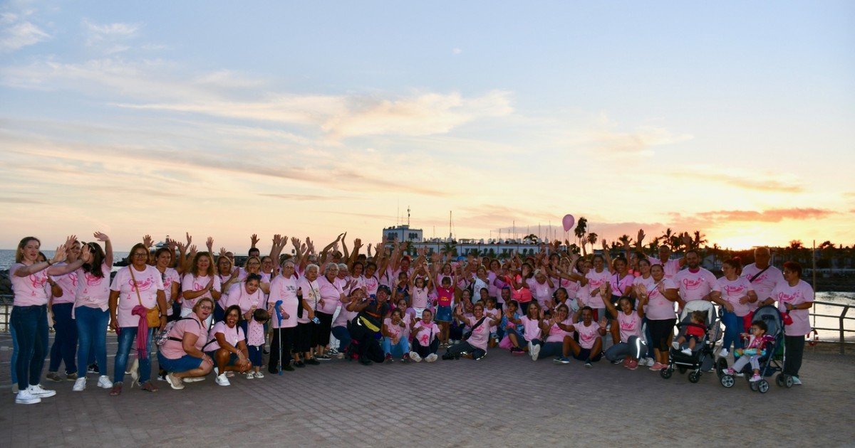 Una marea rosa contra el cáncer de  mama recorre Playa de Mogán