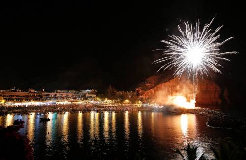 San Juan con asadero de piñas, espectáculo, hoguera, fuegos artificiales y verbena en  la playa de Mogán