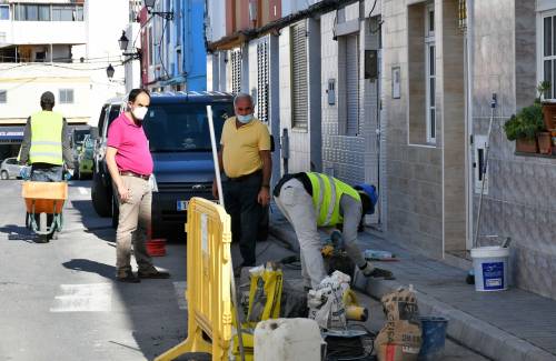 El Ayuntamiento rehabilita el saneamiento y  y bordillos de calles del barrio marinero de Arguineguín