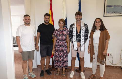 La alcaldesa recibe a Aridane Macías,  moganero representante de Las Palmas  en Mister RNB España