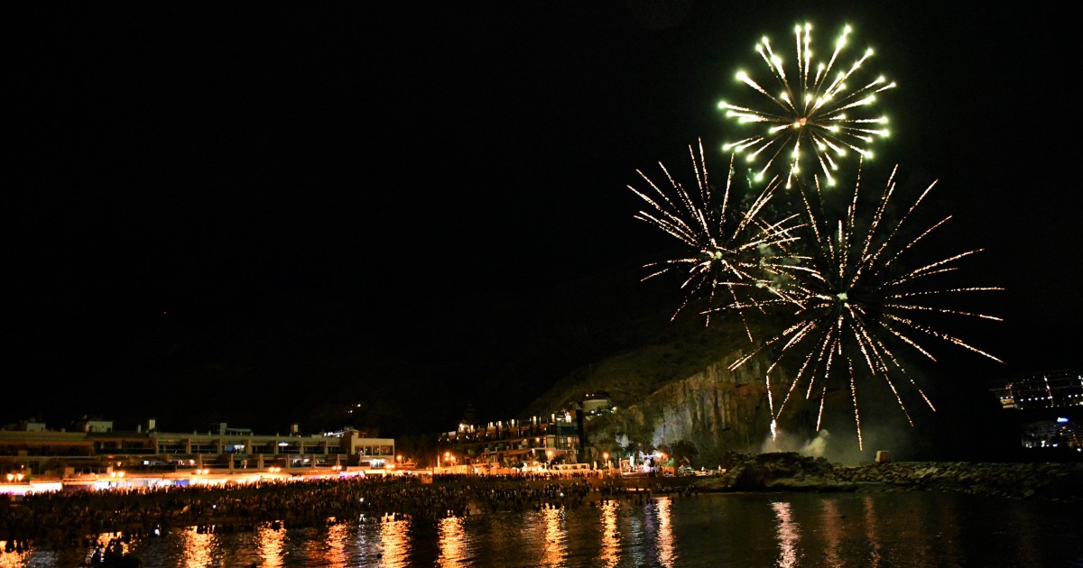 Playa de Mogán celebra la noche de San Juan al ritmo de Los Salvapantallas