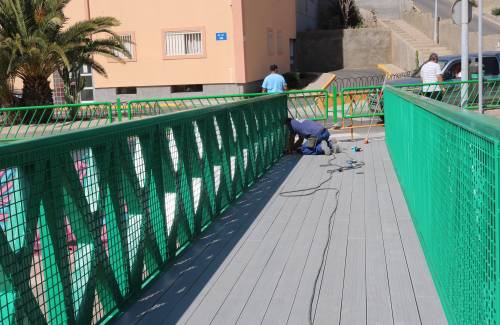 Mogán instala una nueva pasarela peatonal en El Timonel