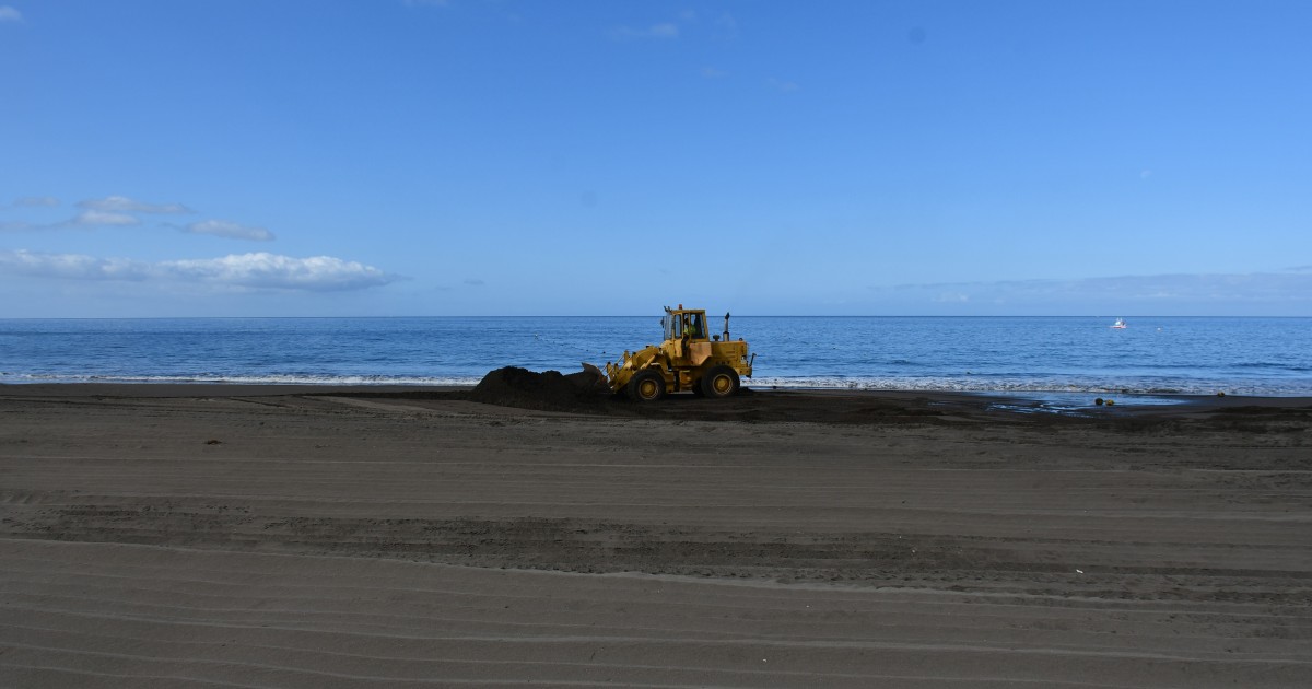 El Ayuntamiento de Mogán limpia en profundidad la arena de sus playas
