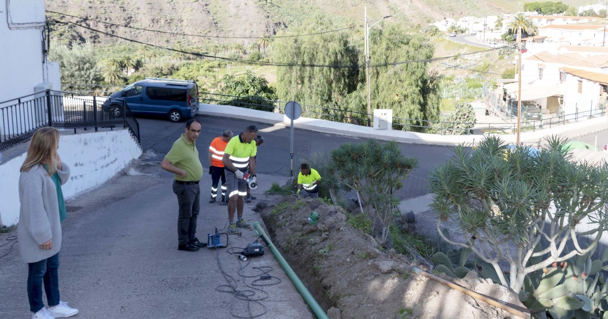 El Ayuntamiento renueva 500 metros de la red de abastecimiento en Los Almácigos de Veneguera