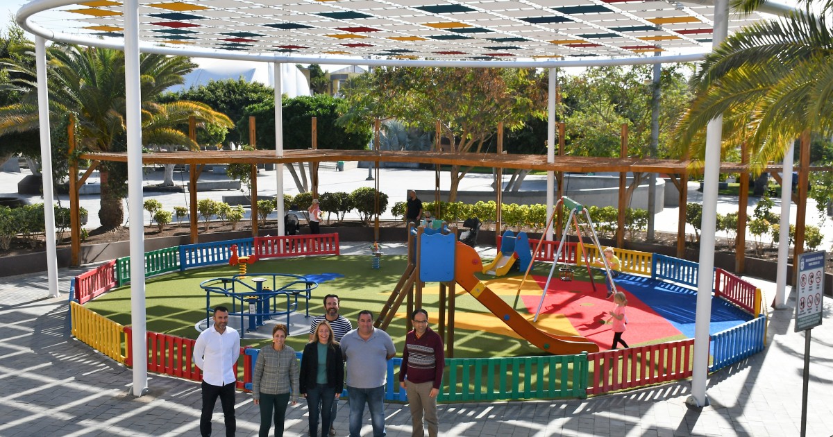 El Ayuntamiento dota de sombra el parque infantil de la plaza Pérez Galdós de Arguineguín