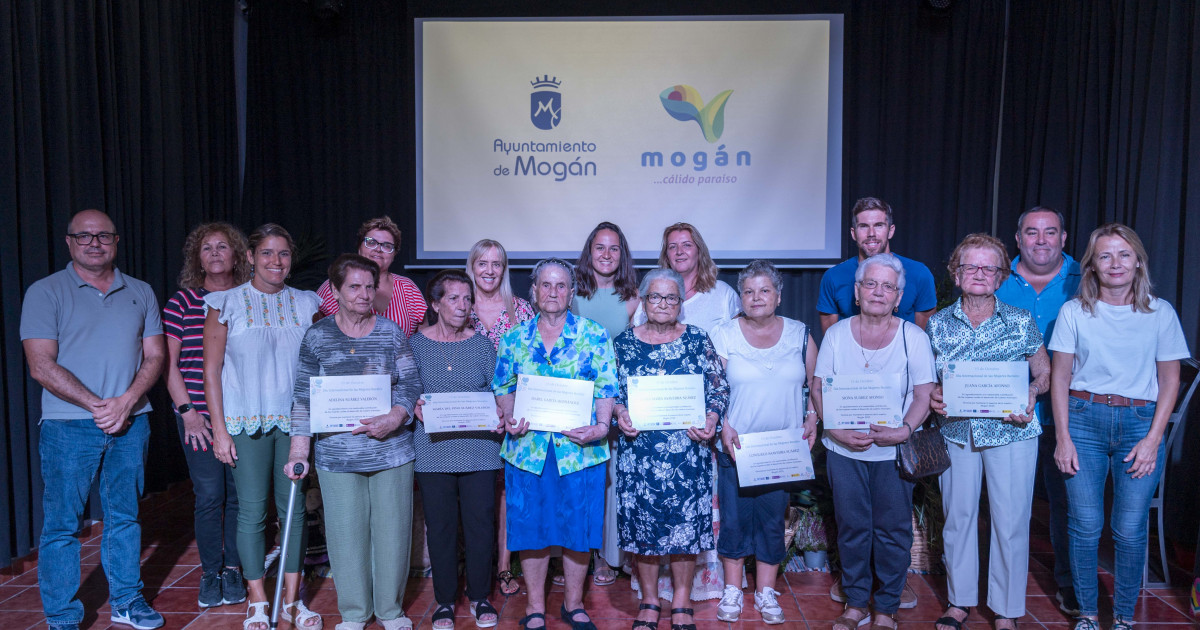 El Ayuntamiento reconoce a vecinas  de Veneguera que dedicaron su vida profesional a la agricultura y ganadería
