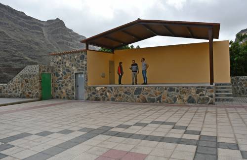 El Ayuntamiento mejora el barrio de El Horno con nuevo escenario en su plaza, la renovación del parque infantil y el acondicionamiento del velatorio