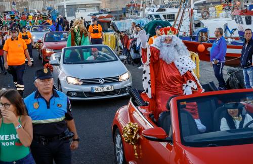 Más de medio millar de niños y familias reciben a Los Reyes Magos en su desembarco en Arguineguín