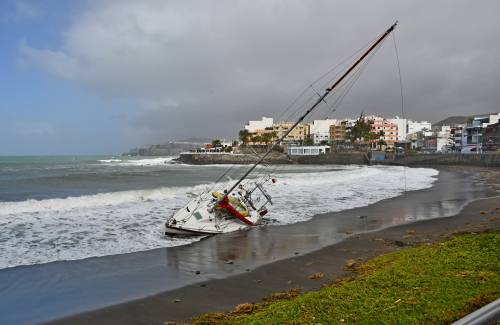 La borrasca 'Emma' provoca que un velero encalle en la playa de Las Marañuelas en Arguineguín
