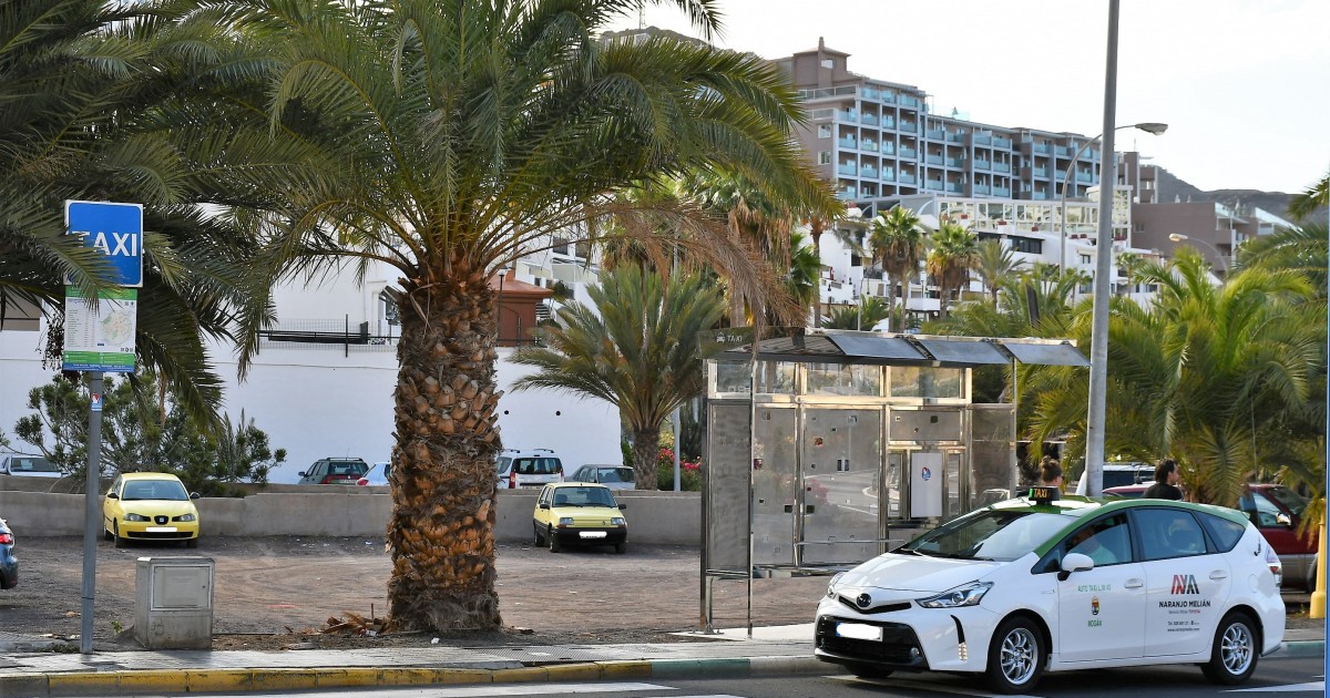 Playa del Cura estrena marquesina en la parada de taxis