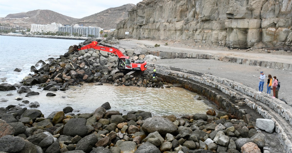Mogán sanea la piscina seminatural del paseo  marítimo entre Las Marañuelas y Anfi