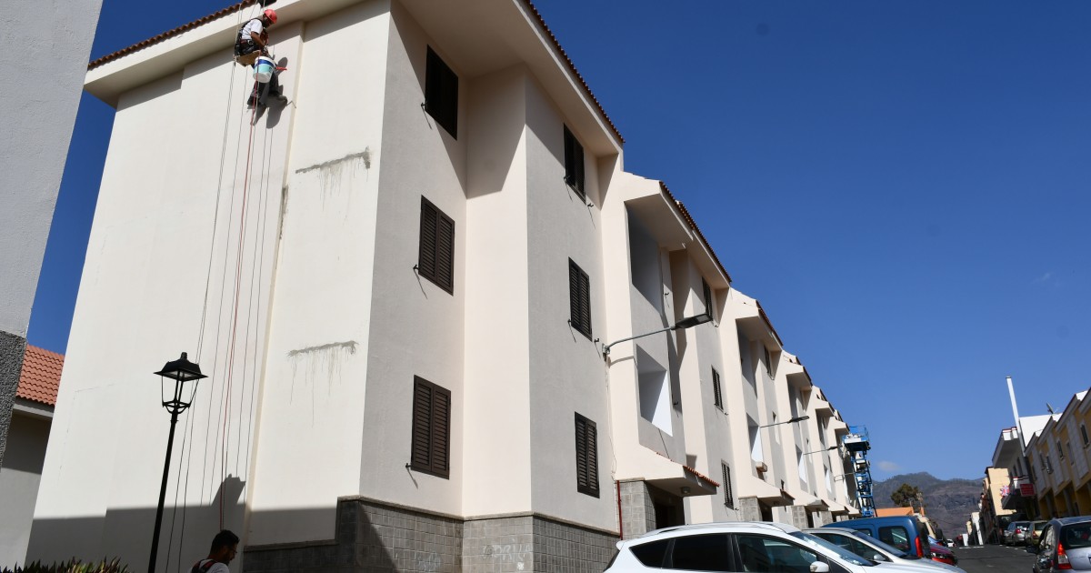 En marcha la rehabilitación de las  fachadas de las 42 viviendas sociales  de la calle El Drago